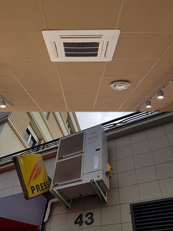 photo d'une clim cassette toshiba accroché au plafond chez franprix